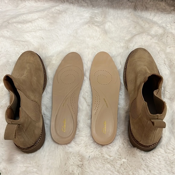 Clarks Women's Cologne Arlo 2 Sand Suede Pull On Boots. Size 12. - Picture 14 of 15